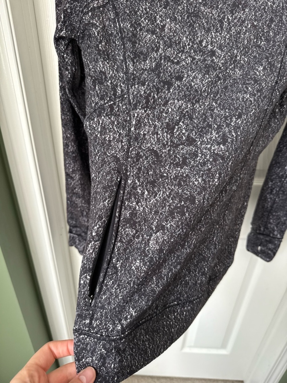 Lululemon Outrun the Elements 1/2 Zip | Size 8. | black and white - Picture 7 of 10
